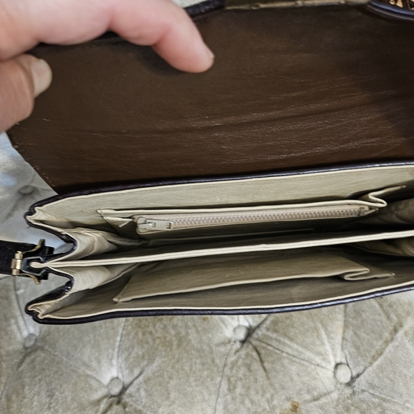 Elegant Brown Crocodile Pattern Handbag - Picture 5 of 10